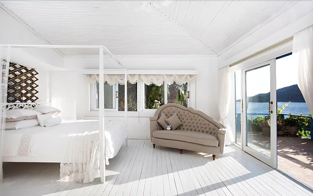 Room, Sabrina's Haus, Dalaman