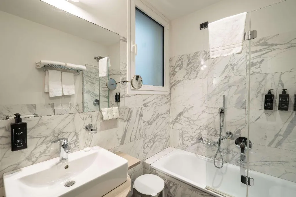 Room, Regina, Milan