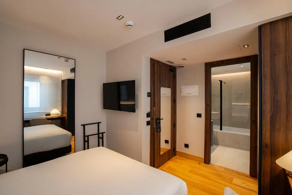 DOUBLE BASIC Room, Zenit Borrell, Barcelona