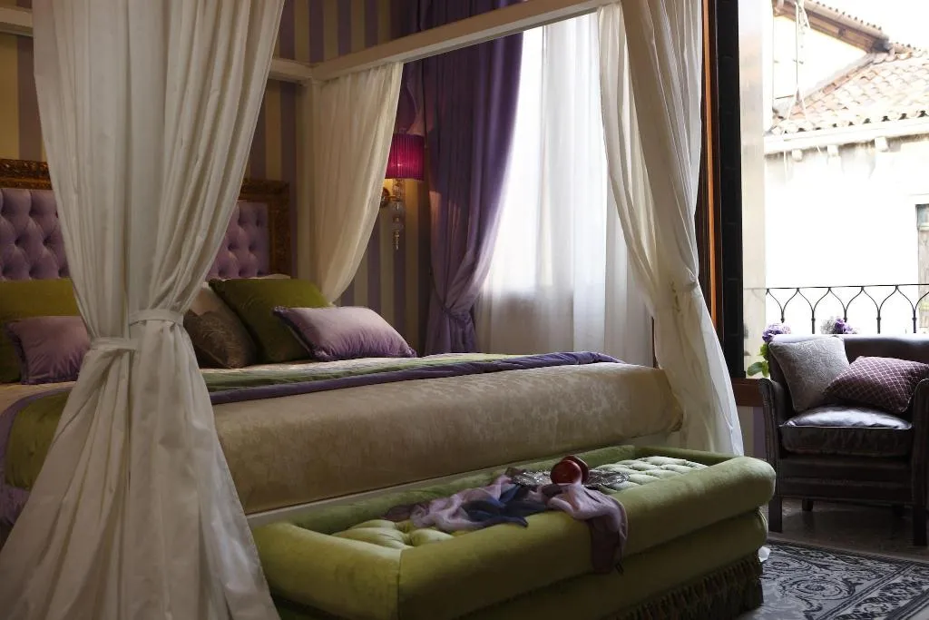 DOUBLE SUPERIOR QUEEN BED Room, AD Place Venice, Venice