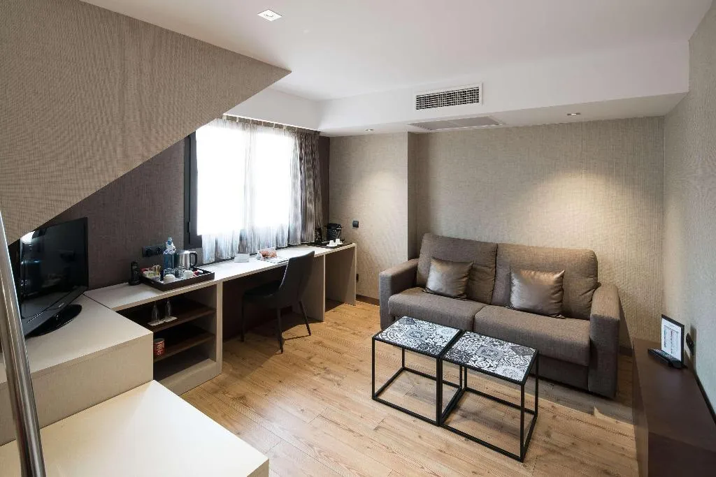 Room, Catalonia Born, Barcelona