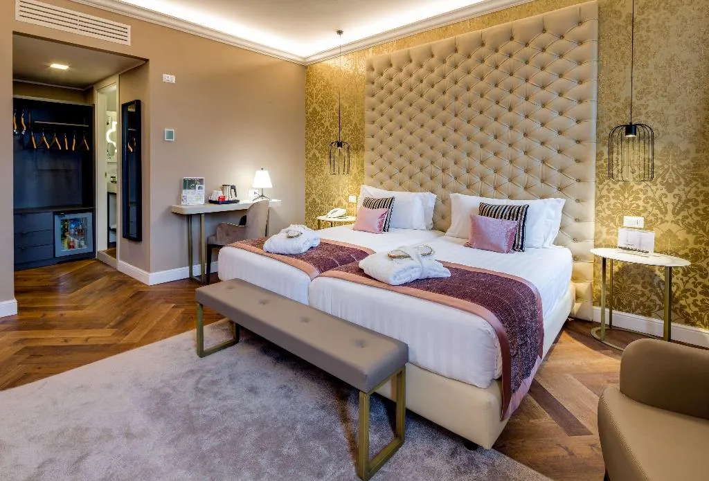 DOUBLE TWO KING BEDS Room, CHC Continental, BW Premier Collection, Venice