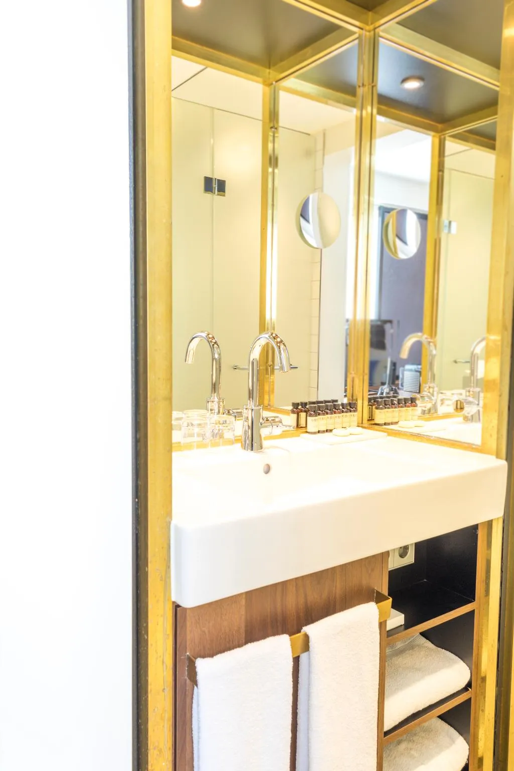 DOUBLE CLASSIC Room, Ink Hotel Amsterdam - MGallery Collection, Amsterdam
