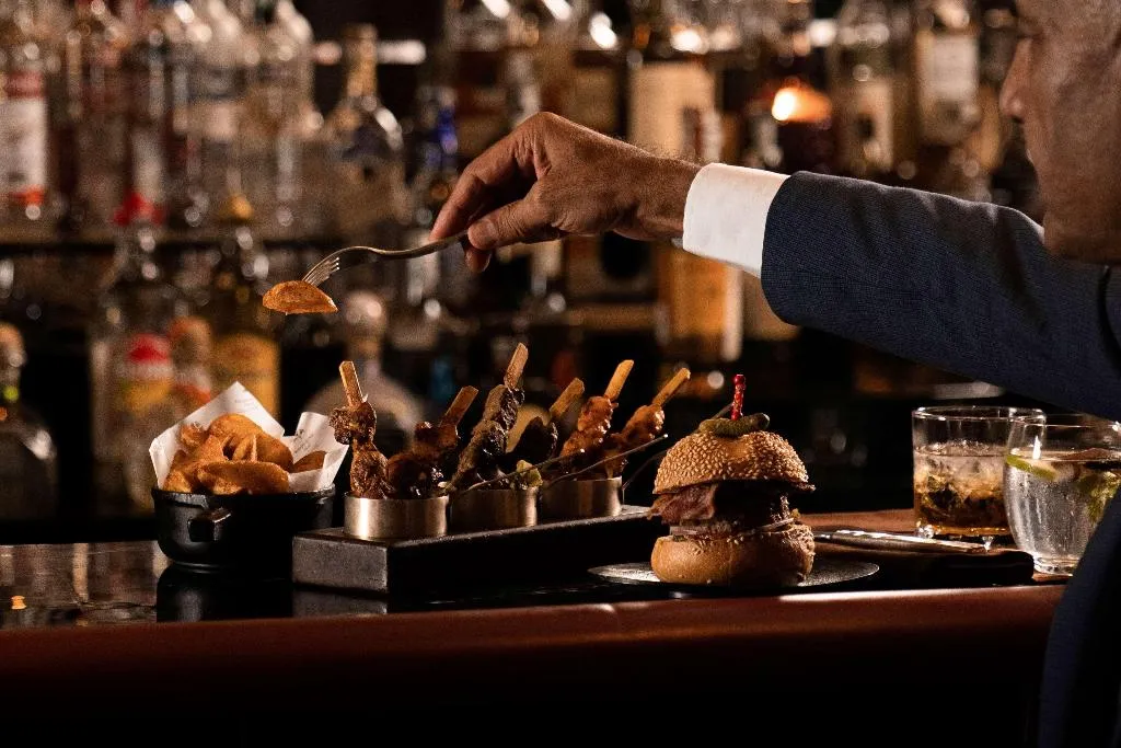 Bar, Kempinski Nile Hotel Garden City Cairo, Cairo