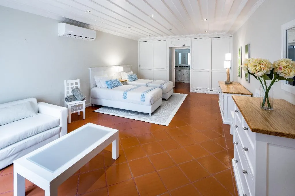 VILLA THREE BEDROOMS Room, Shantivillas, Algarve