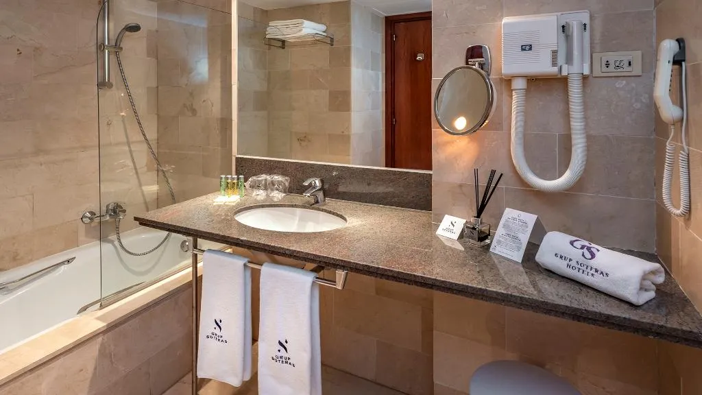 Double or Twin STANDARD Room, Gran Hotel Rey Don Jaime, Barcelona