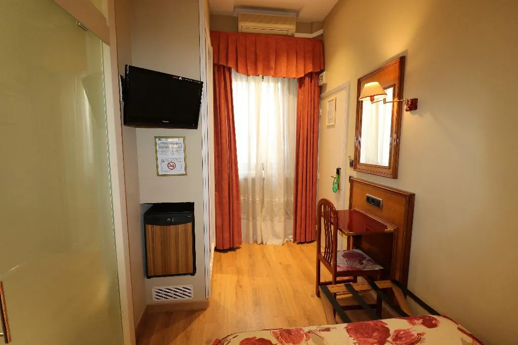 SINGLE STANDARD Room, Hostal Hispano-Argentino Gran Via, Madrid