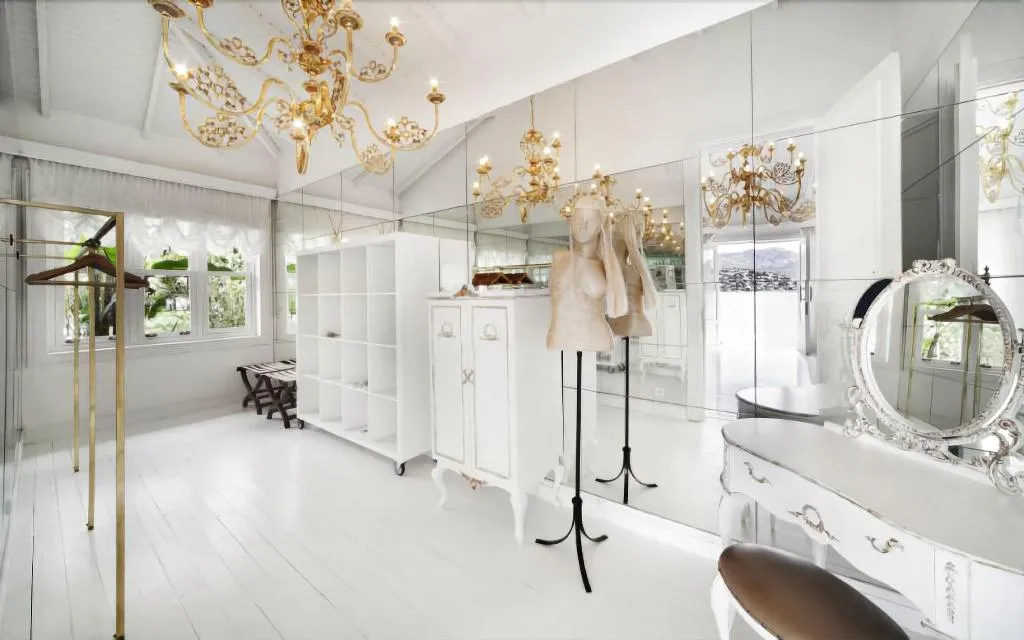 Room, Sabrina's Haus, Dalaman