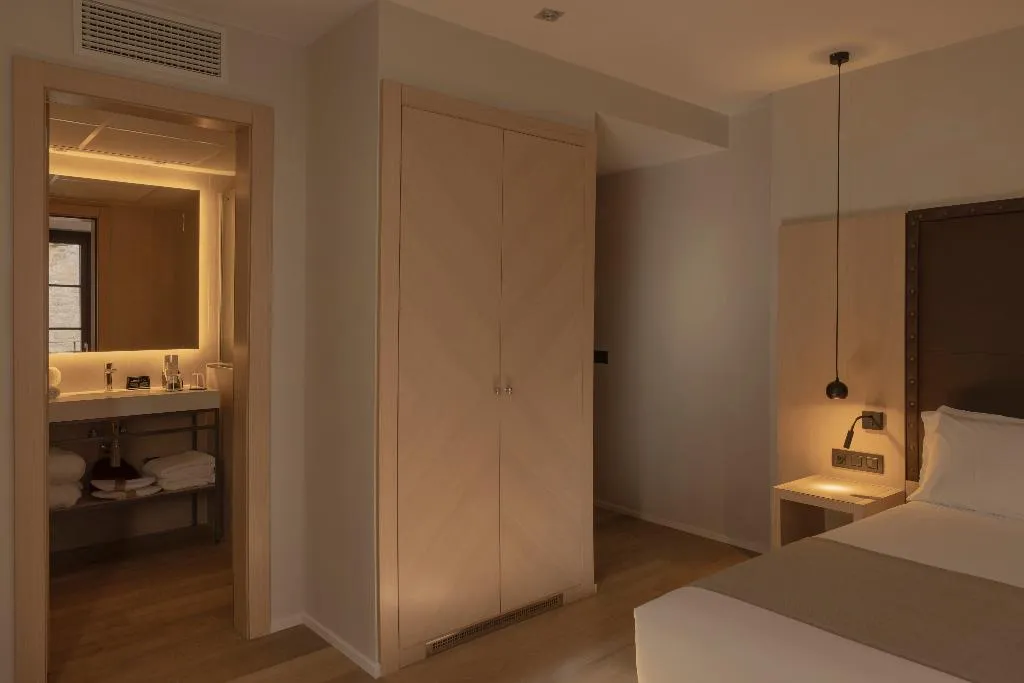 DOUBLE DELUXE SUPERIOR Room, Gran Hotel Barcino 4*S, Barcelona