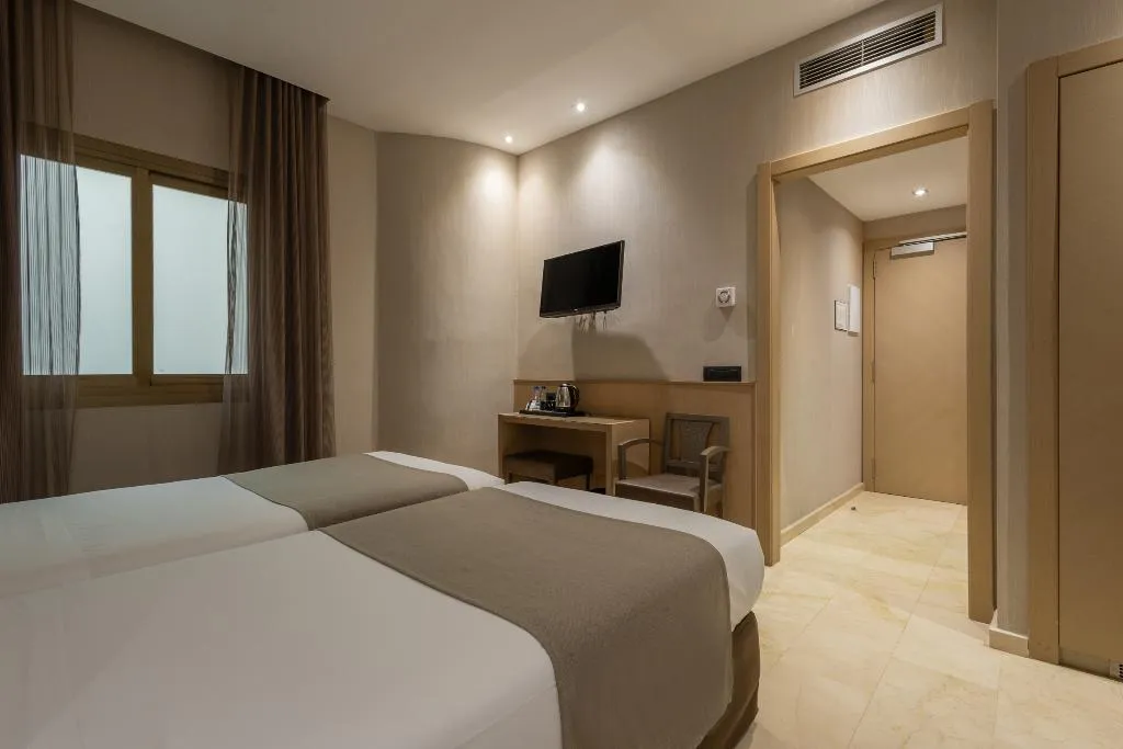 TRIPLE STANDARD Room, Gran Hotel Barcino 4*S, Barcelona