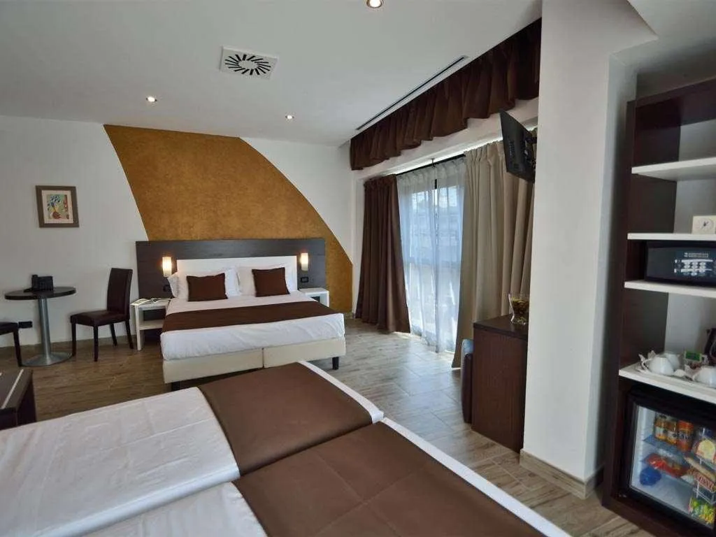 Room, Luxor Florence, Florence