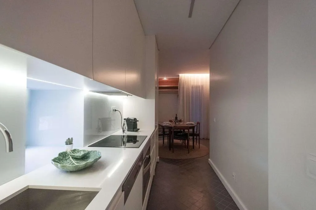 Room, Domum, Porto