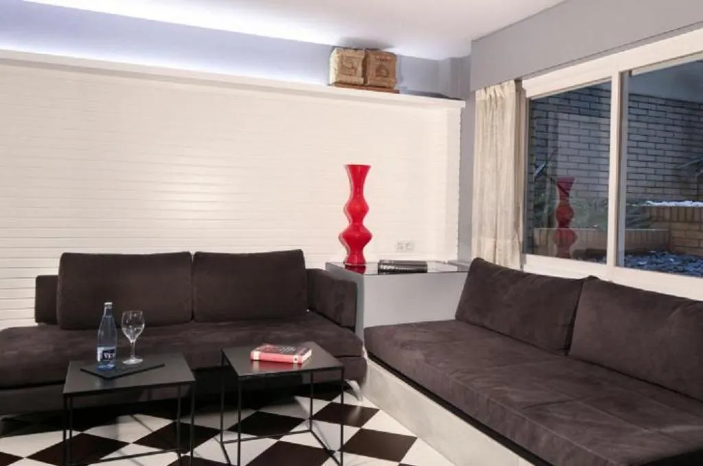 TRIPLE STANDARD Room, Gran Derby Suites, Barcelona