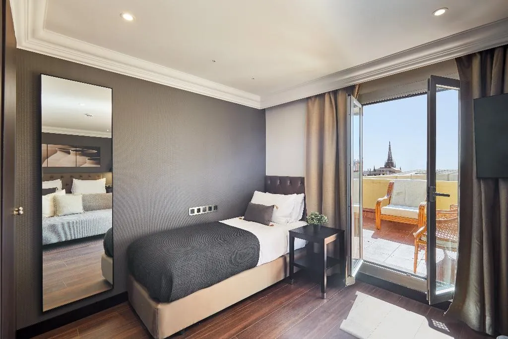 TRIPLE WITH TERRACE Room, Hotel Cortes Rambla, Barcelona
