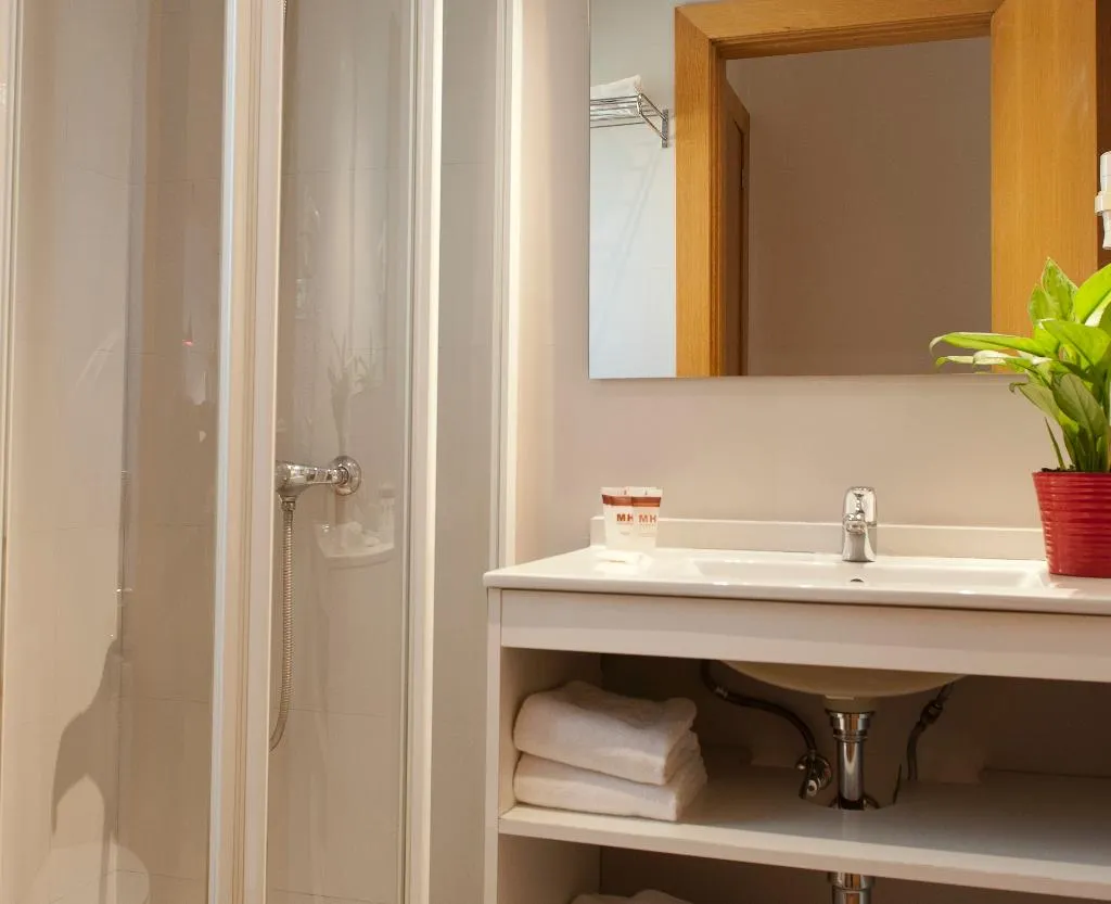 APARTMENT CAPACITY 6 TWO BEDROOMS Room, MH Apartments S. Familia, Barcelona
