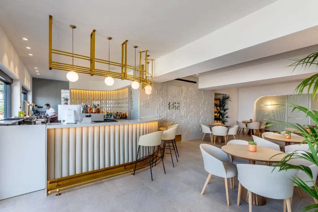 Bar, Hotel Illa D'or & Club Apartaments, Majorca