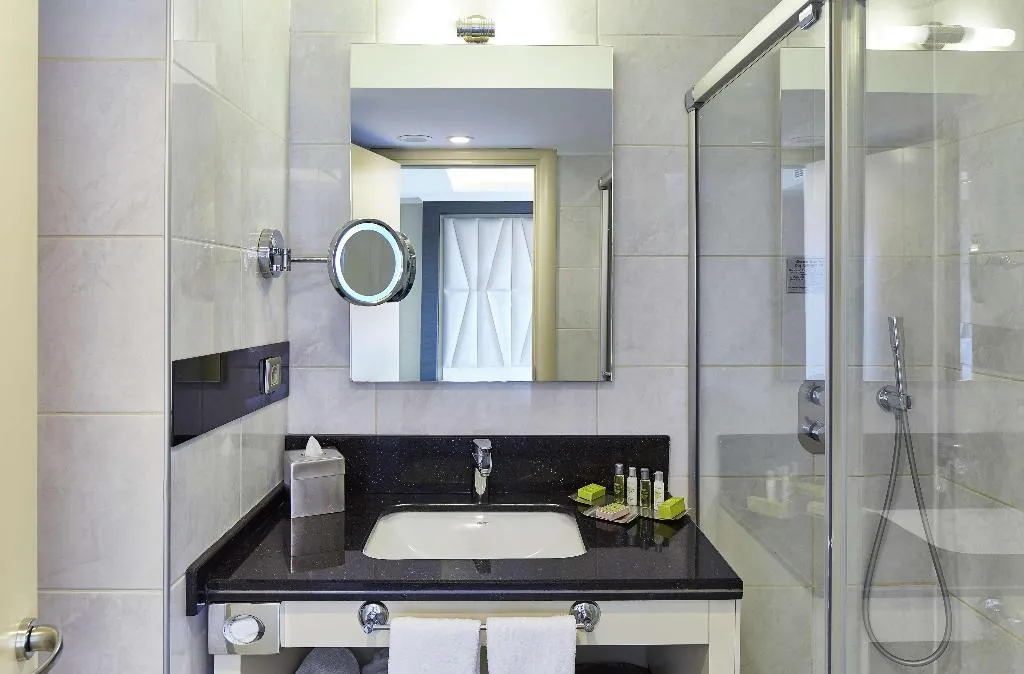 TWIN GUEST ROOM Room, DoubleTree By Hilton Izmir Alsancak, Izmir