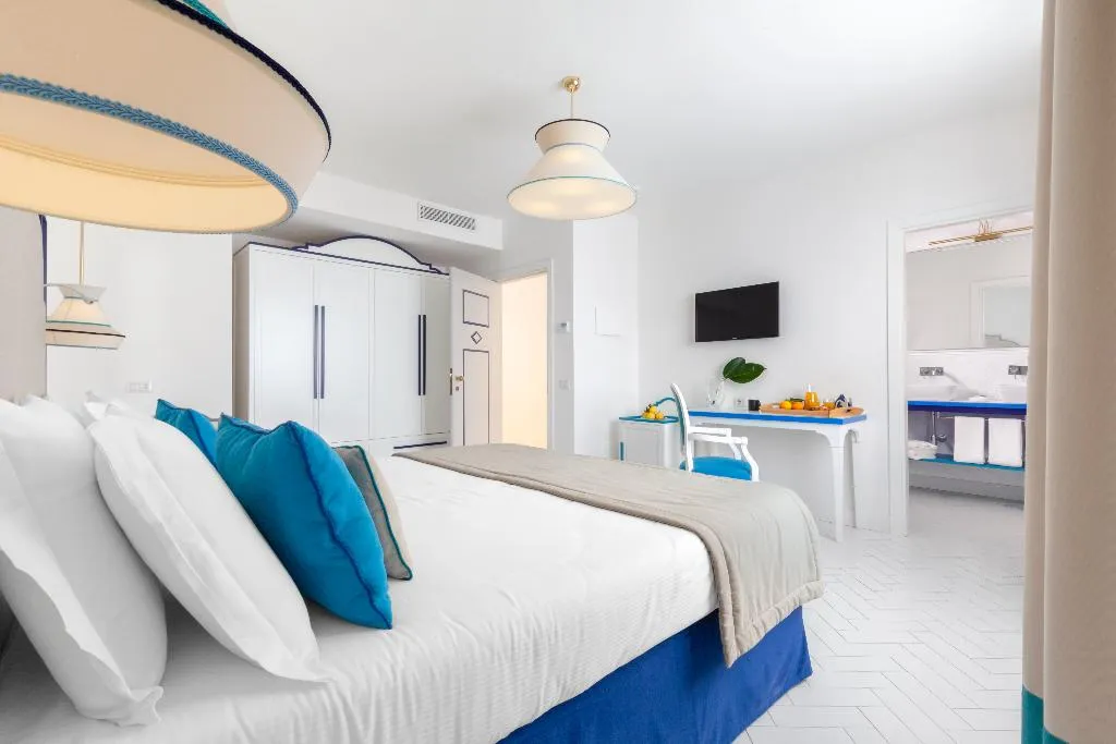 Room DELUXE ONE BEDROOM Room, Alimuri Bay Resort, Naples