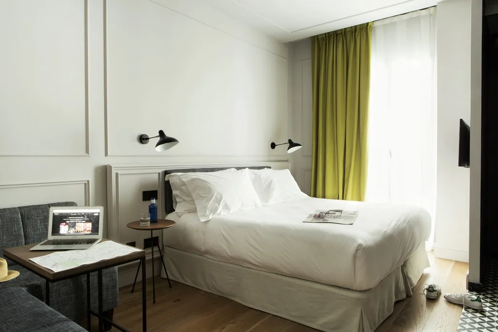 DOUBLE STANDARD Room, Totem Madrid, Madrid
