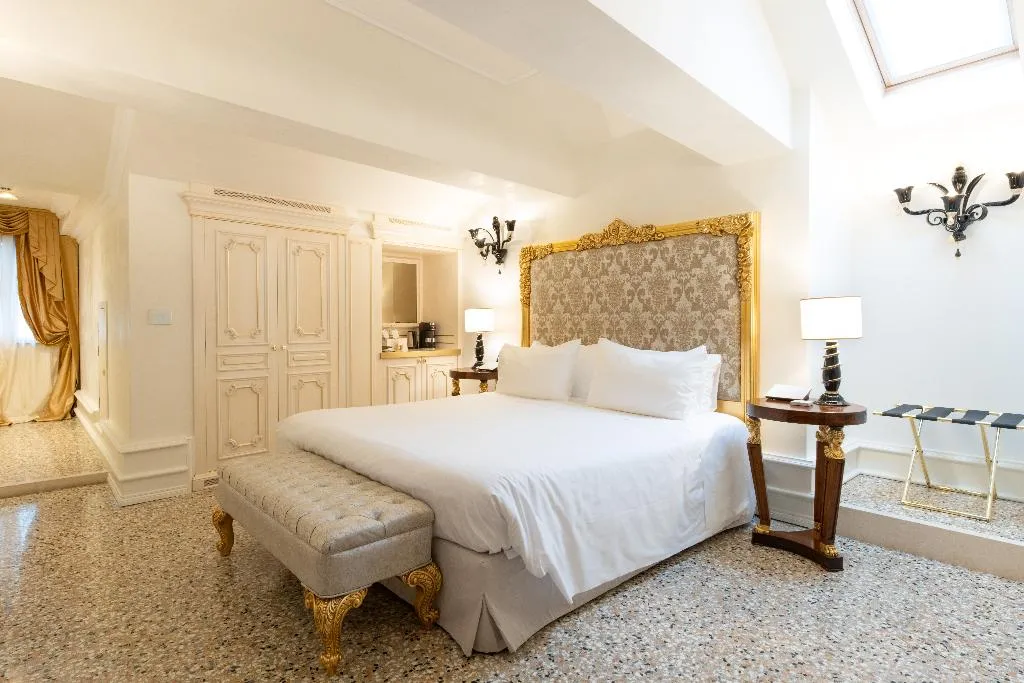 JUNIOR SUITE WITH TERRACE Room, Cà Bonfadini Historic Experience, Venice