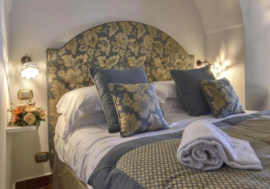 DOUBLE PREMIUM KING BED Room, Hotel Palazzo Confalone, Naples
