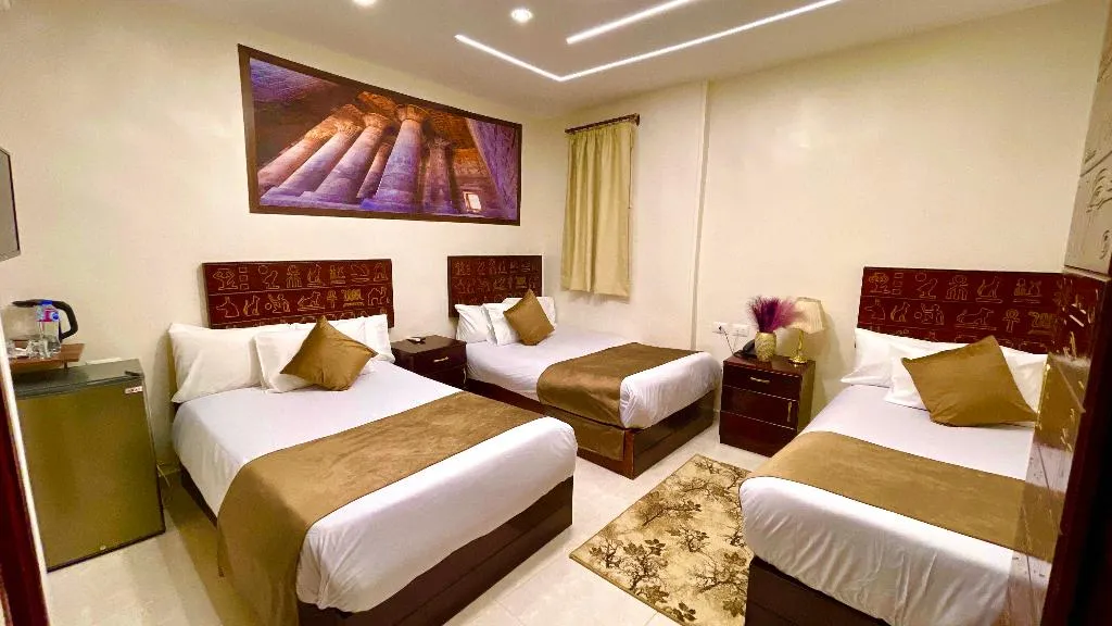 TRIPLE THREE BEDS Room, Nemes Pyramids View Inn, Cairo