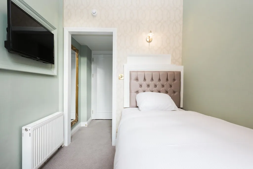 SINGLE STANDARD Room, Staunton's on the Green, Dublin
