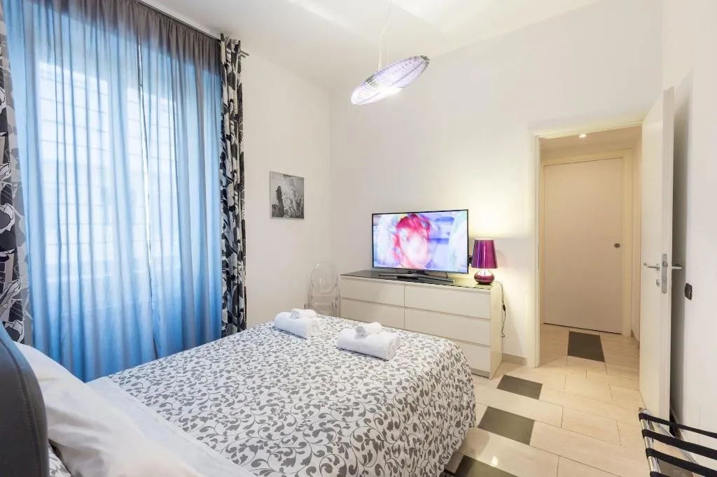 Room, B&B New Liberty in Rome, Naples