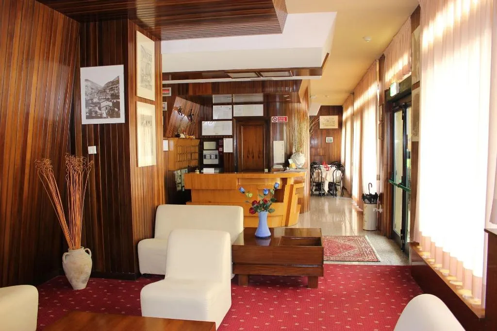Lobby, Pinolo, Umbria