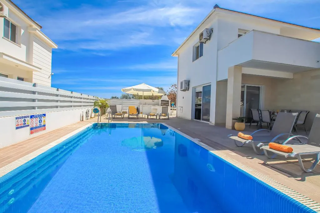 VILLA THREE BEDROOMS WITH PRIVATE POOL Room, Flouressia Gardens, Cyprus