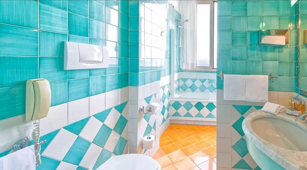 Room, Miramare e Castello, Naples