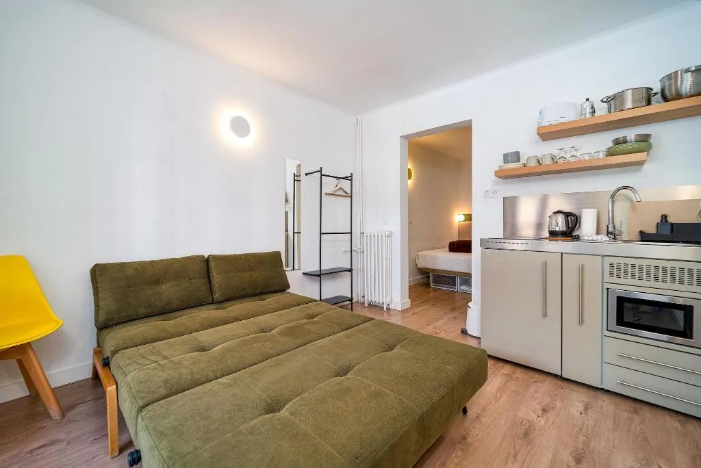 Room, Angelitomad, Madrid