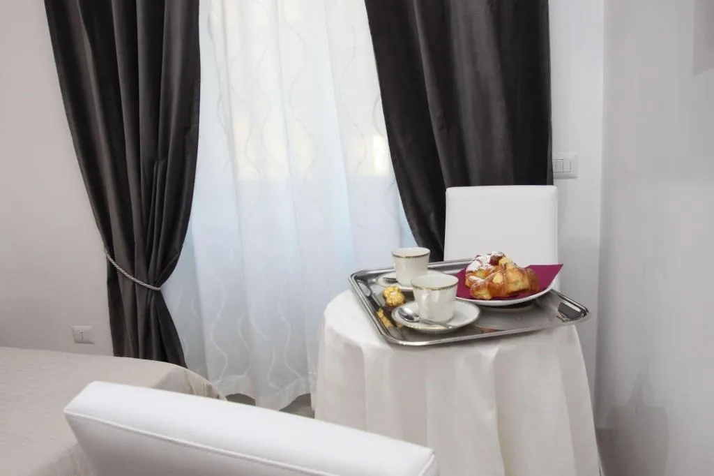 Room, Interno 2 Roma, Naples