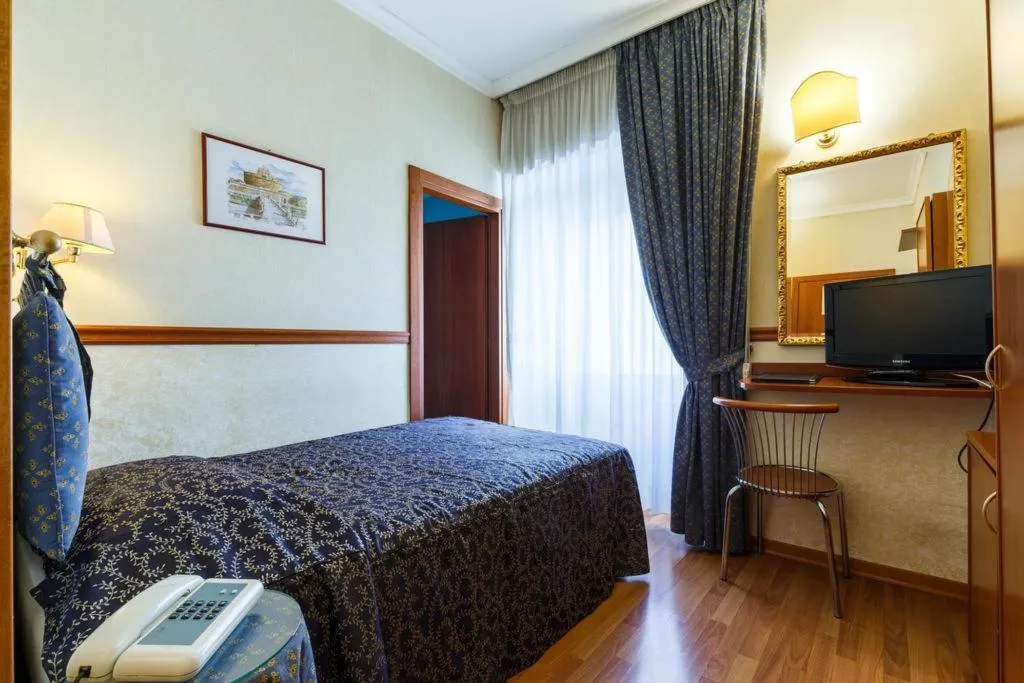TRIPLE STANDARD Room, Paris Hotel, Rome