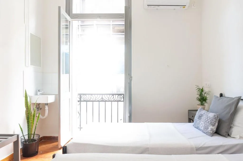 Room, Dioskouros, Athens