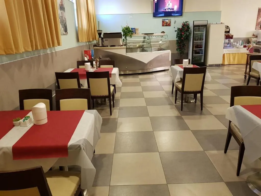 Restaurant, International Capodichino, Naples