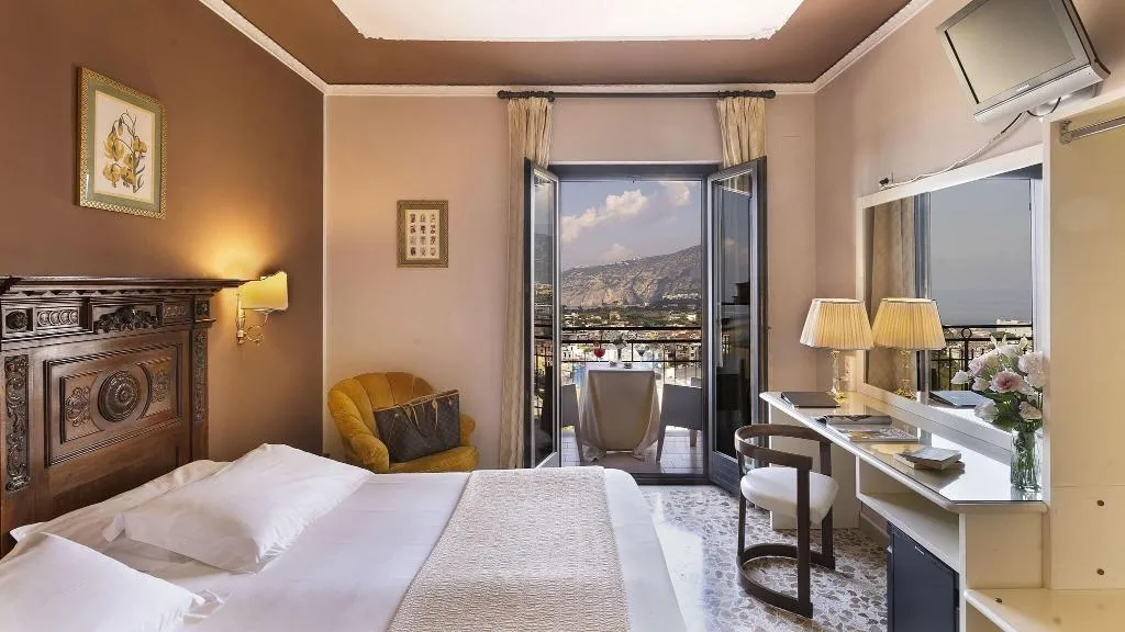 DOUBLE CLASSIC QUEEN BED Room, Hotel Cristina, Naples