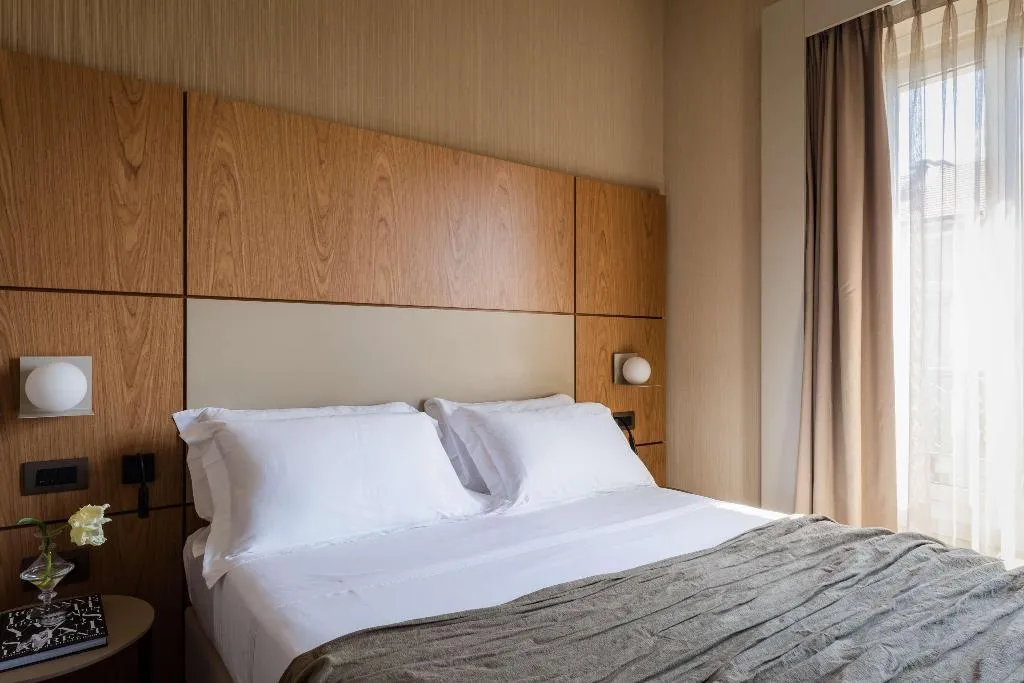 DOUBLE DELUXE KING BED Room, Hotel Cristoforo Colombo – Preferred Hotels & Res, Milan