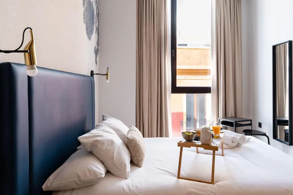Room, Welldone Quality-Crystal Pool, Seville