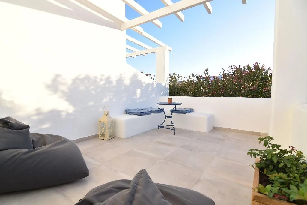 TRIPLE GARDEN VIEW Room, Aegeeis Santorini, Santorini