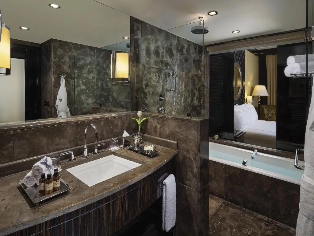 Double or Twin DELUXE WITH VIEWS Room, Fairmont Nile City, Cairo