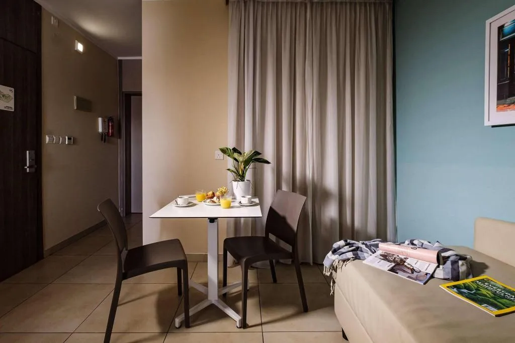 FAMILY ROOM STANDARD Room, Hotel 115 The Strand Hotel and Suites, Malta