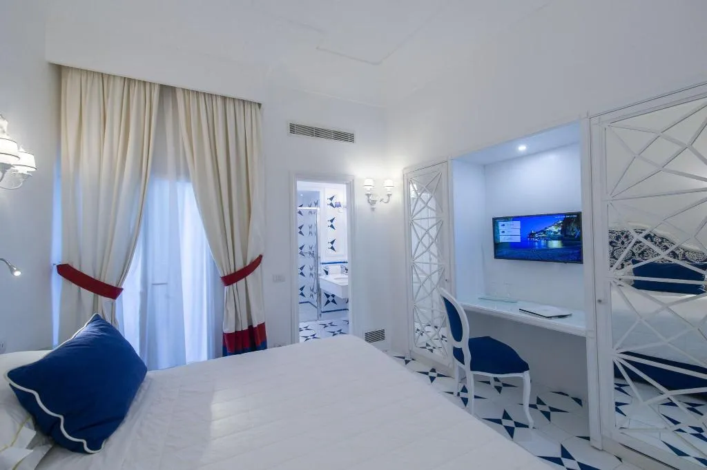 DOUBLE QUEEN SIZE BED Room, Hotel Onda Verde, Naples