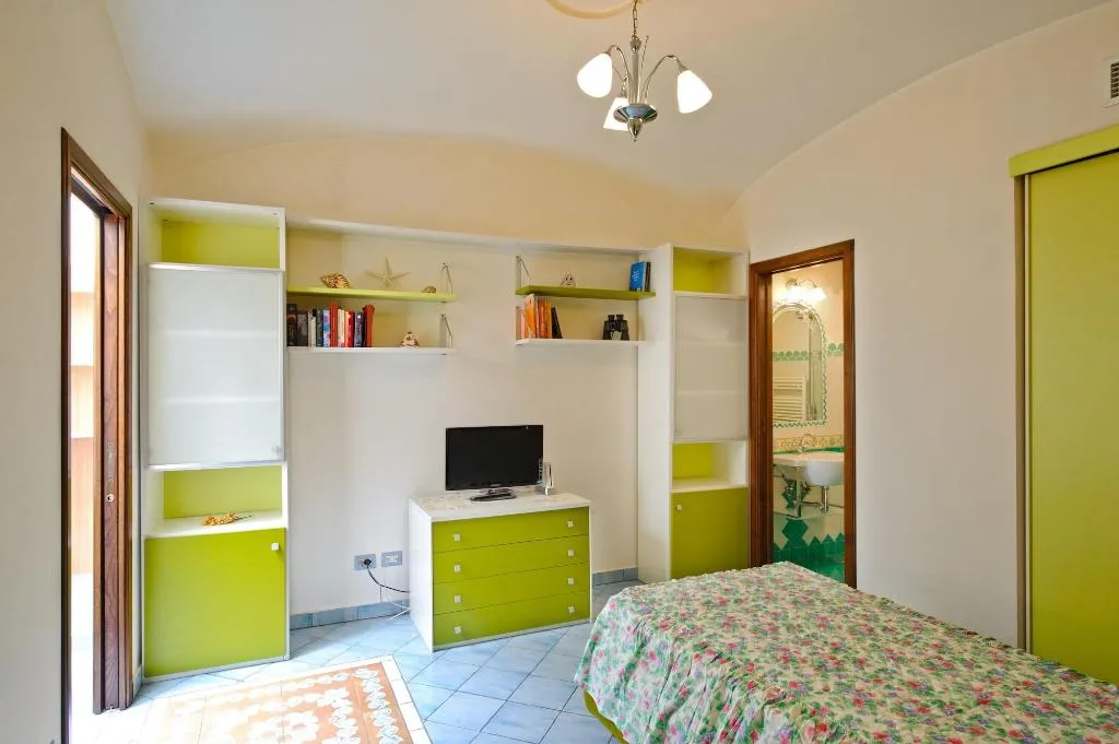 Room, La Sorgente Del Sole, Naples