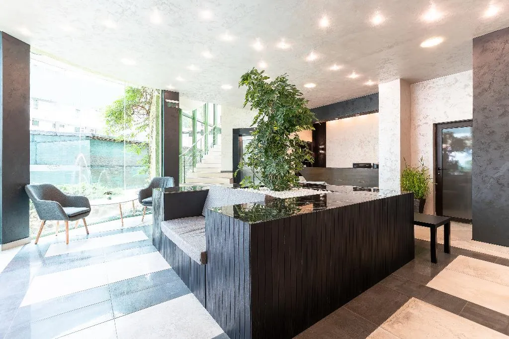 Lobby, Juli, Bourgas