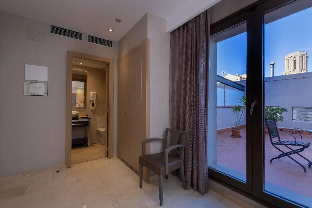 DOUBLE SINGLE USE WITH TERRACE Room, Gran Hotel Barcino 4*S, Barcelona