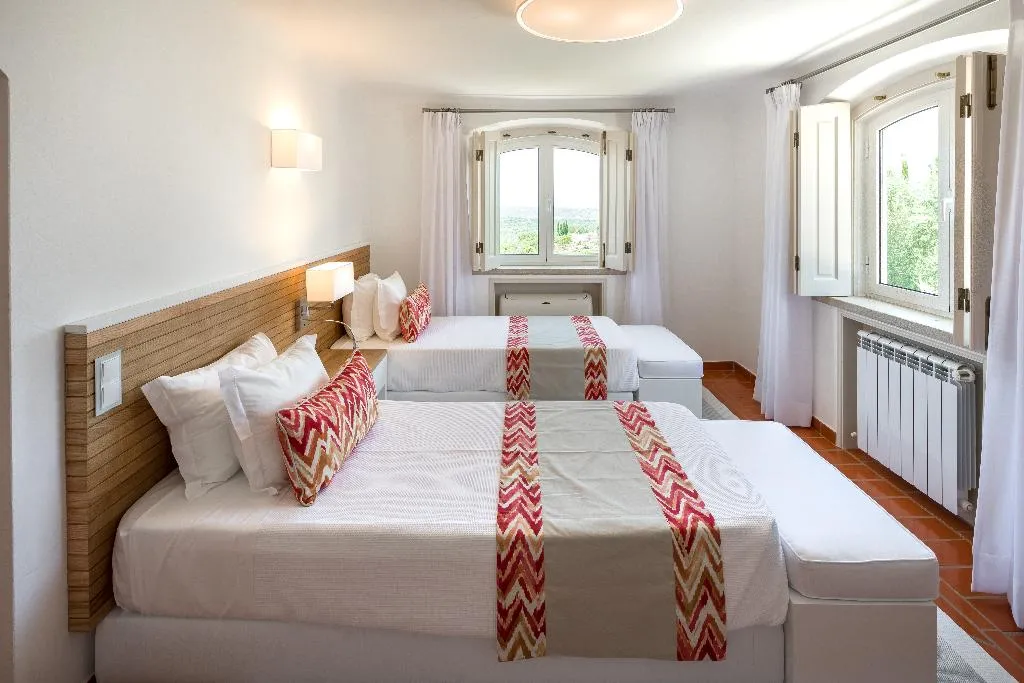 VILLA SIX BEDROOMS TWO BATHROOMS Room, Shantivillas, Algarve