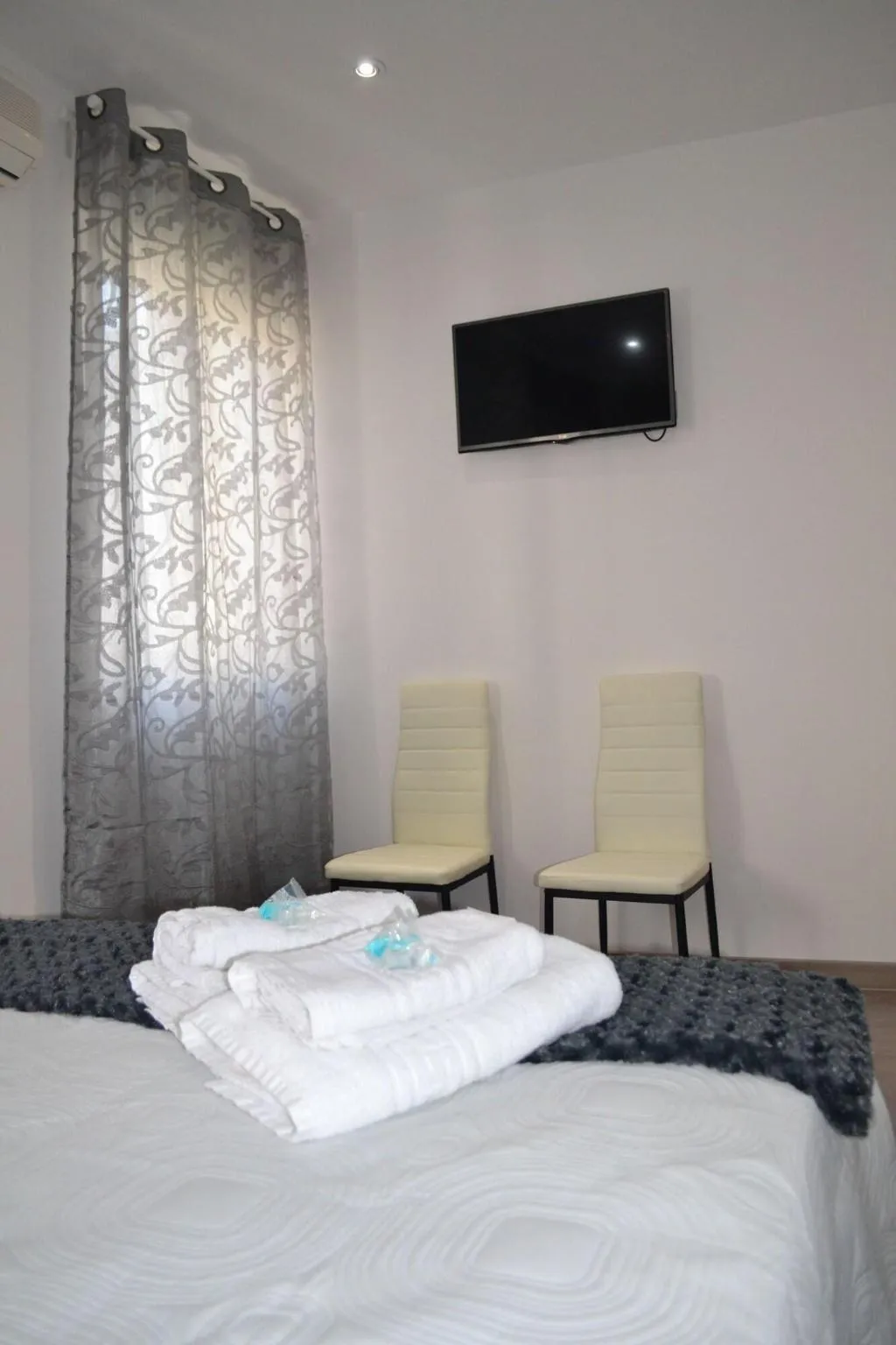 Room, Hostal Meyra, Madrid