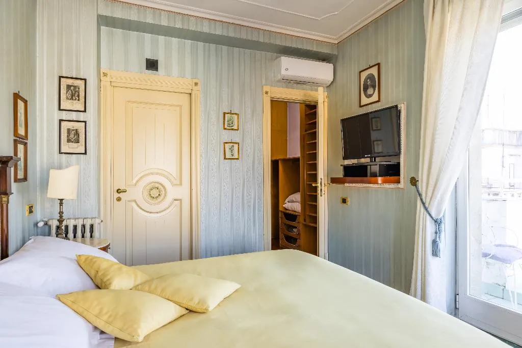 DOUBLE SUPERIOR WITH AIR CONDITIONING Room, La Casa Di Bruno, Naples