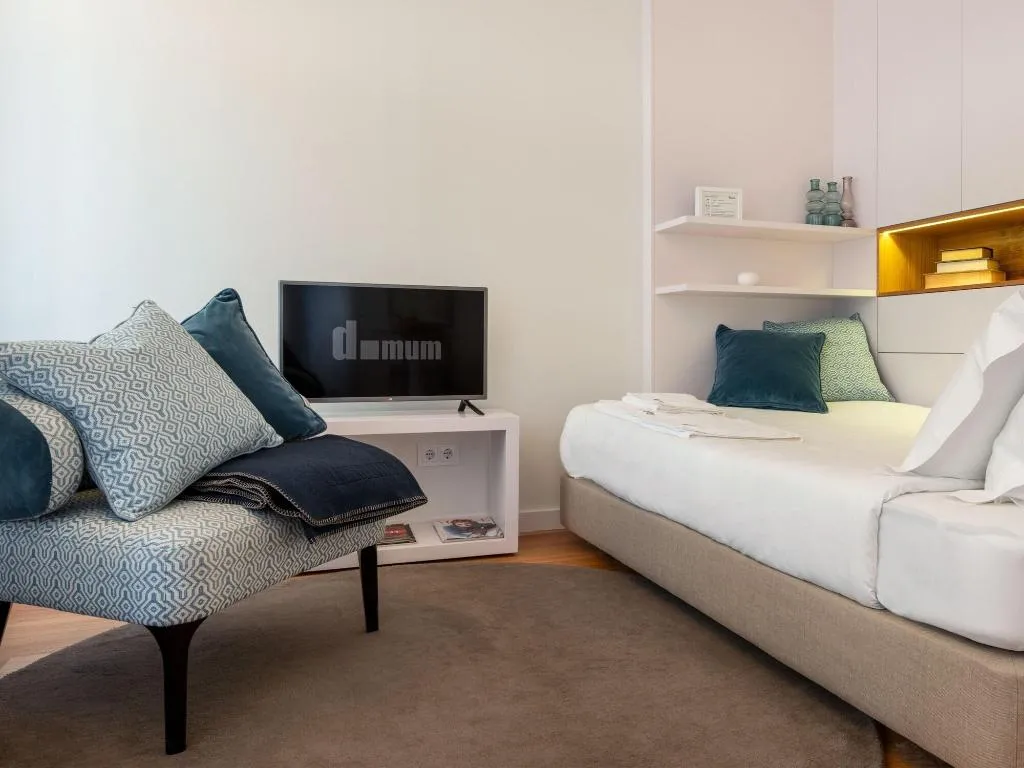 Room, Domum, Porto